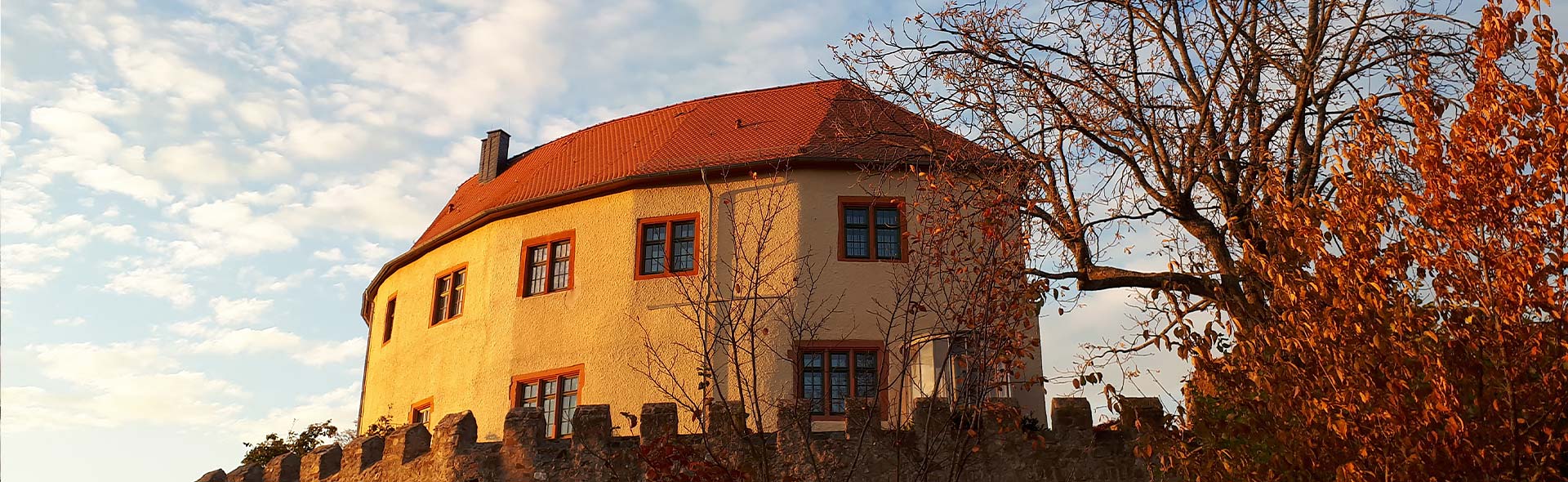 Schloss Reichenberg: Der Krumme Bau auf dem Reichenberg im Sonnenuntergang