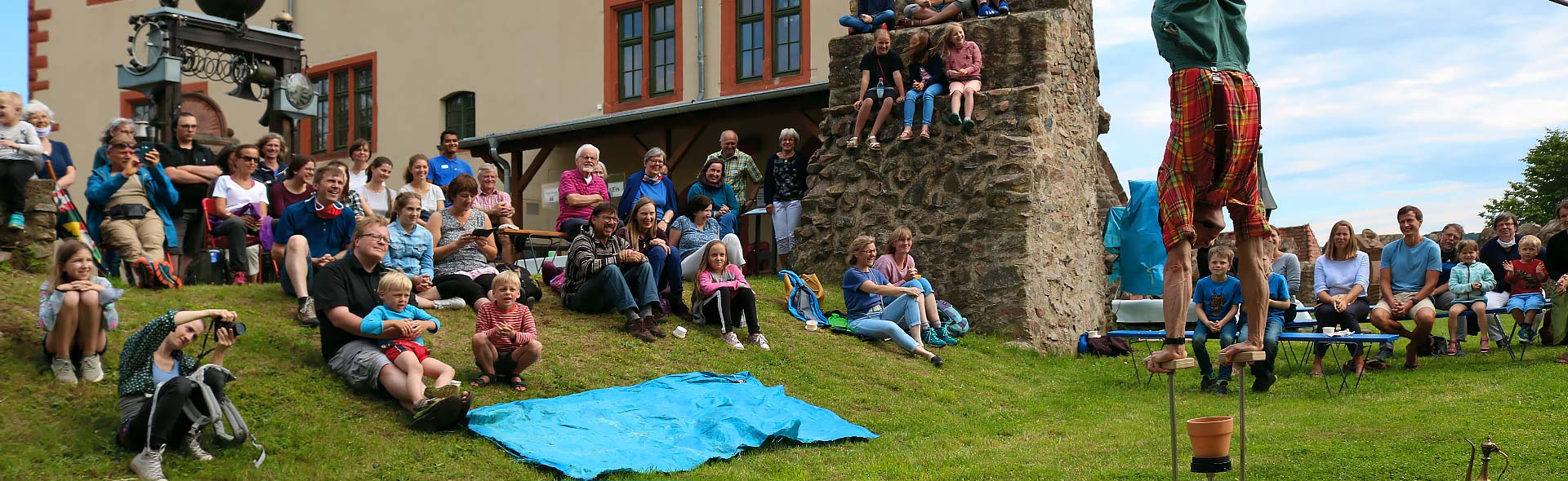 Schloss Reichenberg: Akrobat und Publikum auf der Burgwiese auf dem Reichenberg